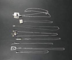 Bijou : Lot de 8colliers/chaines et pendentifs design en argent P : 75g