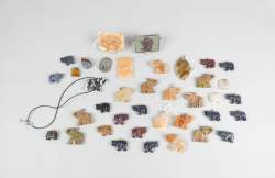 Bijou : Lot de pendentifs et plaques dont éléphants en pierre dont mookaite , unakite , jaspe , .(38pcs)
