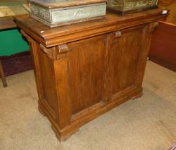 Meuble formant bar en chêne ouvrant sur l'arrière par 2 portes et 1 tiroir (mq c