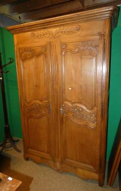 Meuble: Armoire de mariage en chêne sculpté