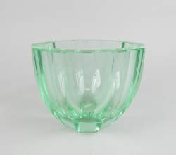 Verrerie: Vase en cristal évasé teinté vert d'eau signé Daum Nancy France à la C