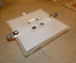 Luminaire: plafonnier en verre en partie maté structure en métal chromé étiquett