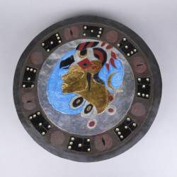 Céramique: Plat en céramique émaillée -Profil de jeune femme- n°11/20 signé au r