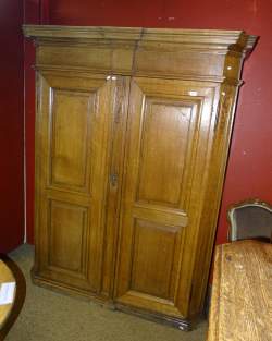 Meuble: armoire liégeoise Louis XIV en chêne déb 18eS (mq pieds) 207x165x63cm