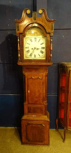 Meuble: Horloge de parquet anglaise en marqueterie de chêne et d'acajou filet de