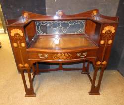 Meuble : Bureau SHAPLAND & PETTER Art & Craft / Nouveau en acajou marqueterie et vitrail (fèles) circa 1900 serrure estampillé S&P B