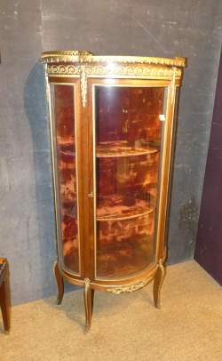Meuble : Vitrine galbée de style