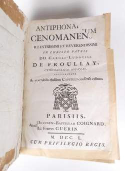 Livre : Important Antiphonaire Cenomanense Grand in - Folio (usure , trous de vers , acc) De Froullay à Paris éditeur Coignard & Guerin daté 1750 cuir Brun ferrures dos orné