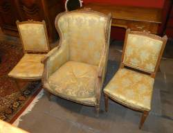 Meuble : Fauteuil bergère et 2 chaises assorties (usures) de style Louis XVI en bois sculpté 2e moitié 19eS