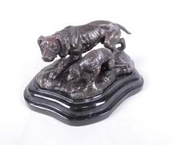 Sculpture: Bronze à patine brune (acc queue) -Chienne et son petit en chasse- si