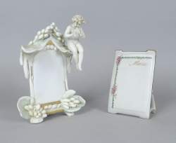 Céramique: 2 porte-menus en porcelaine début 20eS: 1 en biscuit putto musicien H