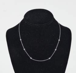 Bijou: Collier en or blanc 18K serti de 6 diamants pour env. 0,30cts P: 2,9g L: