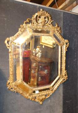 Meuble : Miroir à parcloses en bois doré (acc , mq) décor d'un fronton rocaille ajourée