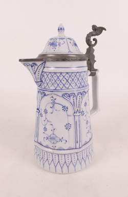 Céramique : Pot à bière couvert en porcelaine allem. decor Saxe et poussoir en étain Marque à partir de 1860 Friedrich Christian Greiner&sohne RAUENSTEIN