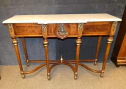 Meuble : Grande console de style en marqueterie et bronze dessus marbre 20eS