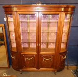 Meuble : Vitrine de style Louis XVI en marqueterie d'acajou et laiton doré début 20eS