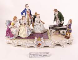 Céramique : Important groupe en porcelaine allemande (pt mq) cachet Sitzendorf milieu 20eS décor de scène d'intérieur