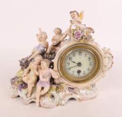 Céramique : pendule en porcelaine allemande cachet Volkstedt début 20eS décor d'angelot horloge à mouvement rond