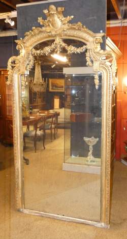 Meuble : Important miroir doré de style Napoléon III à fronton ajouré guirlande de fleurs et sirènes