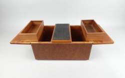 Objet : Boite à cirage ELIE BLEU Paris en placage de bois de loupe de tuya ouvrant par 3 vantaux (usure d'usage , rayures)
