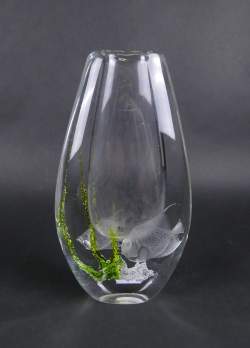 Verrerie : Vase en verre décor de poisson et inclusions de verre de couleurs signé LINDSTRAND Vicke