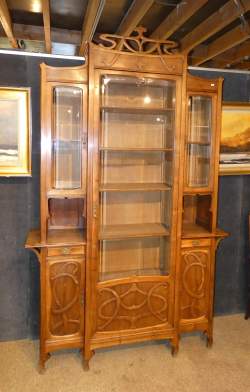 Meuble : Vitrine Art Nouveau dans le goût de HORTA