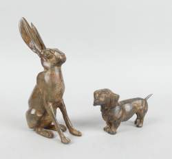 Sculpture : (2pcs) Bronze patine brune - Lièvre - et - Teckels (chien de chasse) - signé d'après CHENET Pierre