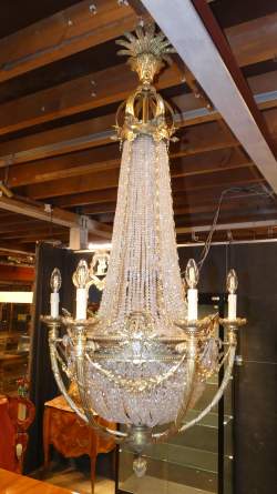 Luminaire : Important lustre dit - sac à perles - en bronze et cristal à 6 bras de lumières + éclairage intérieur