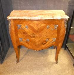 Meuble : Commode en marqueterie de style Louis XV