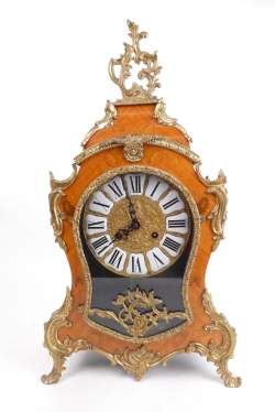 Horloge : Pendule cartel en bois de rose de style Louis XV mouvement à sonnerie FHS (en état) 20eS marqueterie de fleurs appliques en bronze