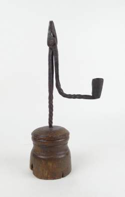 Objet : lampe de jonc/ poche/ Rushlight en fer forgé avec porte-bougie sur socle en bois probablement 17 ou 18eS