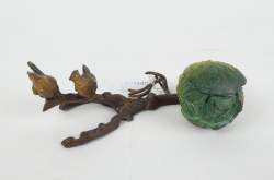 Objet : Encrier probablement en bronze de Vienne à décor d'un coq , d'une poule et d'une salade formant encrier
