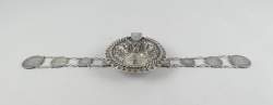 Argenterie : Cendrier d'accoudoir en argent composé de 2 pendants de pièces et monture en argent