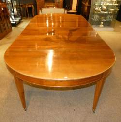 Meuble : Mobilier de château , importante table Directoire ovale allonges à ceinture en merisier
