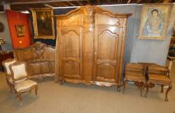 Meuble : ébéniste Blot à Mons Chambre style Louis XV en chene sculpté 1ère moitié 20eS : garde-robe, lit l : 160cm , 2 chevets , 2 chaises