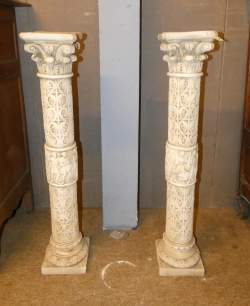 Objet : Paire de colonnes en béton reconstitué chapiteaux corinthiens décor de rinceaux végétaux et frise de personnages à l'antique