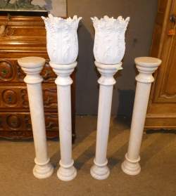 Objet : 2 paires de colonnes dont 1 paire avec sur le dessus un vase en résine (collé)
