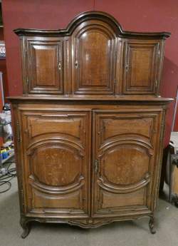 Meuble de sacristie en chêne avec dessous pantalonnière et dessus tabernacle 18eS