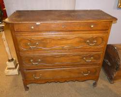 Meuble : Commode de style 4 tiroirs usure sur le dessus