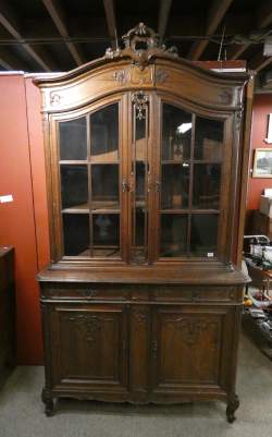 Meuble 2 corps liégeois vitrine Louis XV en chêne sculpté fin 19eS début 20eS