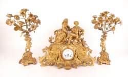 Horlogerie : Horloge/pendule (acc , mq) en partie en bronze et métal doré décor d'une scène galante et ses pendants - putti - médaille de Bronze MARTI Samuel