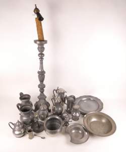 Objet : étain ancien (19pcs) divers poinçons dont : plusieurs Pichets , pique cierge , paire de bougeoirs , bassin , pot de chambre..