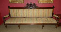 Meuble : Mobilier de château : importante banquette à fronton en bois sculpté - angelots - (bel état gen)