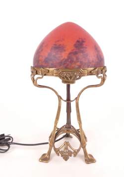 Luminaire : Lampe à poser de style Art Nouveau fin 20eS globe en verre marmoréen pied métal doré