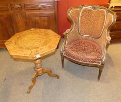 Meuble : Lot comprenant un fauteuil (à restaurer) et un guéridon à décor de marqueterie