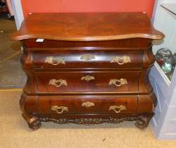 Meuble : Commode Hollandaise galbée (pt choc) de style 3 tiroirs