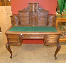 Meuble : Bureau de style en bois sculpté