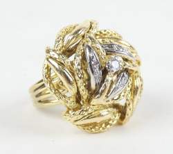 Bijou : Bague en or jaune et blanc 18K décor de feuilles stylisées sertie de diamants dont 1 central