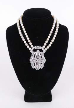 Bijou : Collier de perles de culture avec fermoir en or jaune 18K et important pendentif ART DECO en platine serti de diamants dont un principal