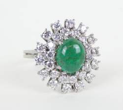 Bijou : Bague en or blanc 18K sertie d'une émeraude cabochon (égrisures) entourée de diamants